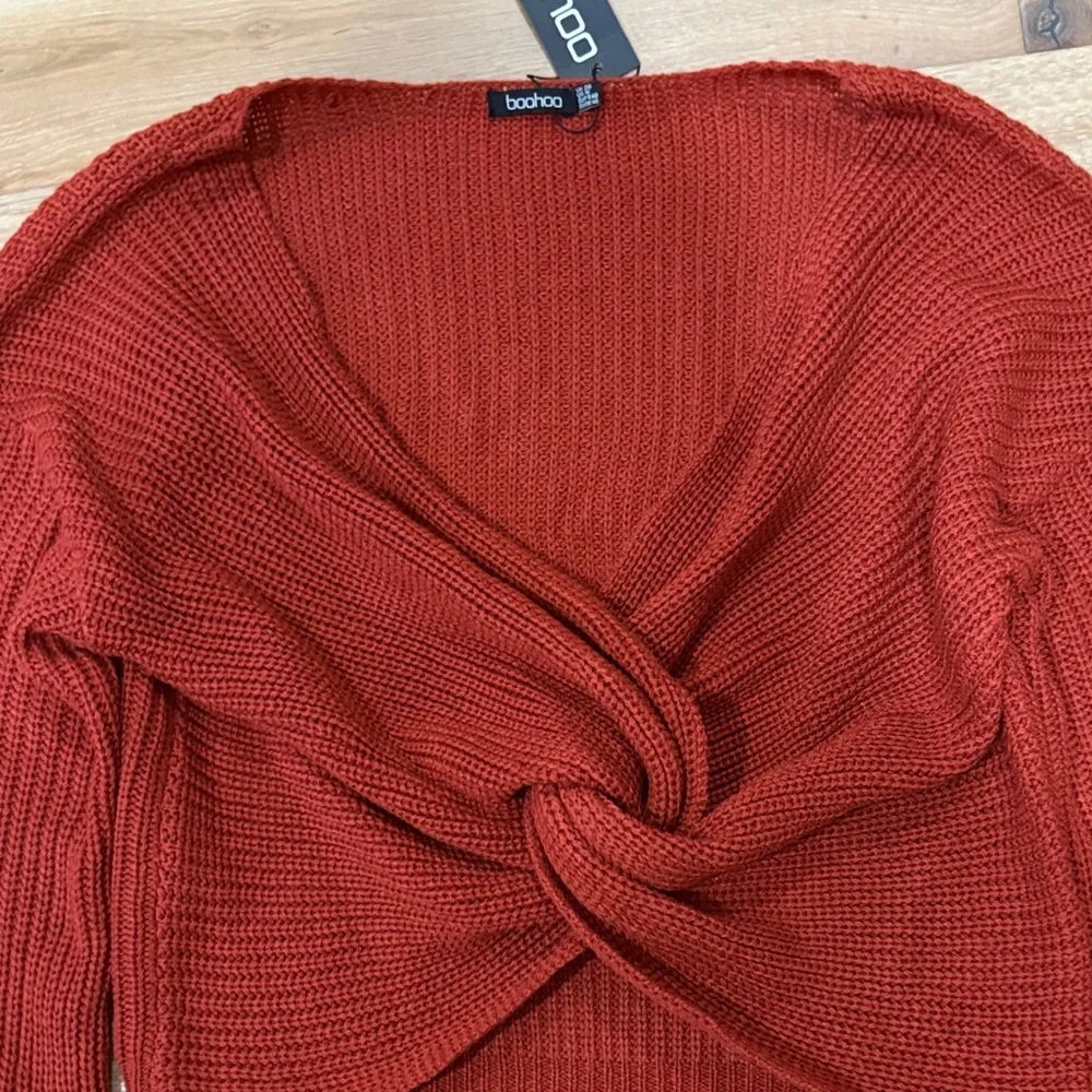 Boohoo NWT V-Neck Twist Knit Sweater in Red L/XL (16) - Picture 2 of 6
